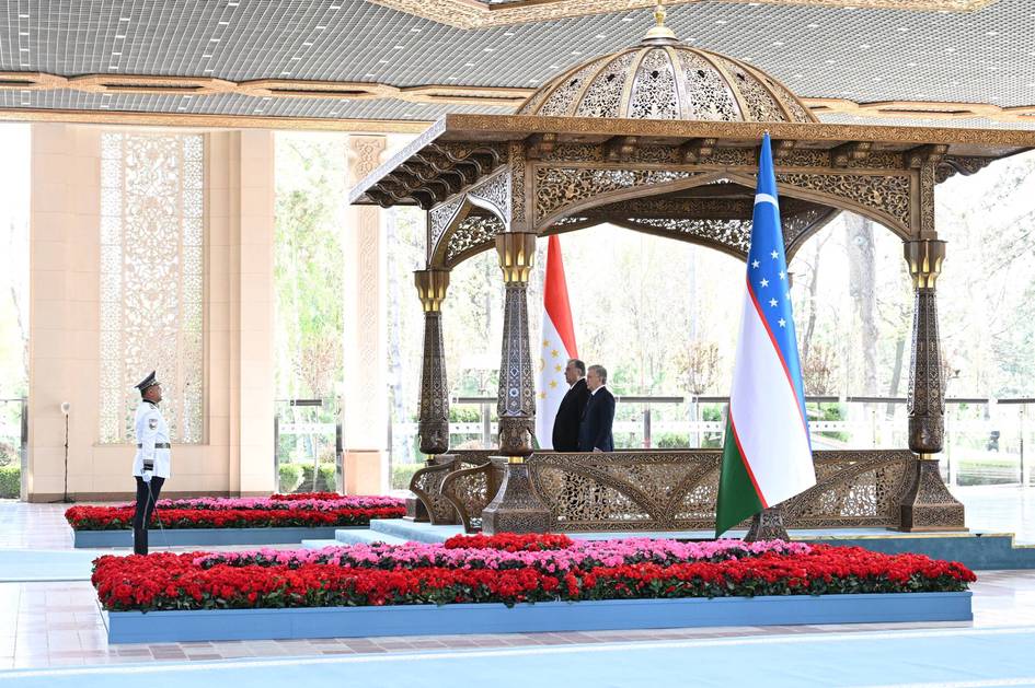 Foto: Emomali Rahmon Koʻksaroyda tantanali kutib olindi